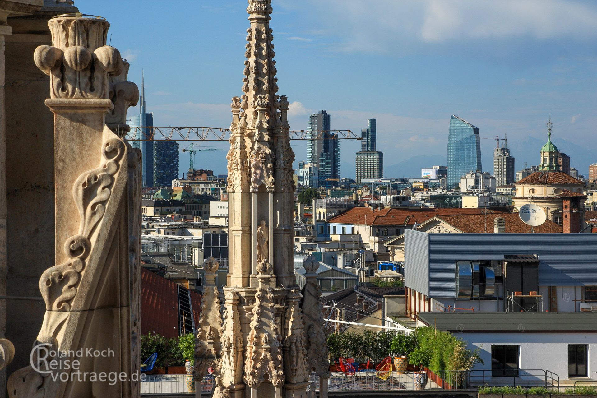 Italien - Lombardei - Mailand - Mailänder Dom und moderne Skyline von Mailand